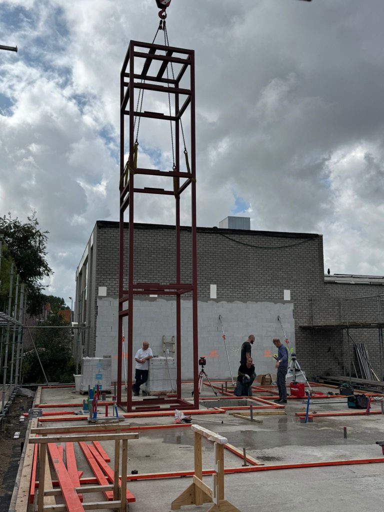Stalen constructie lift plaatsen