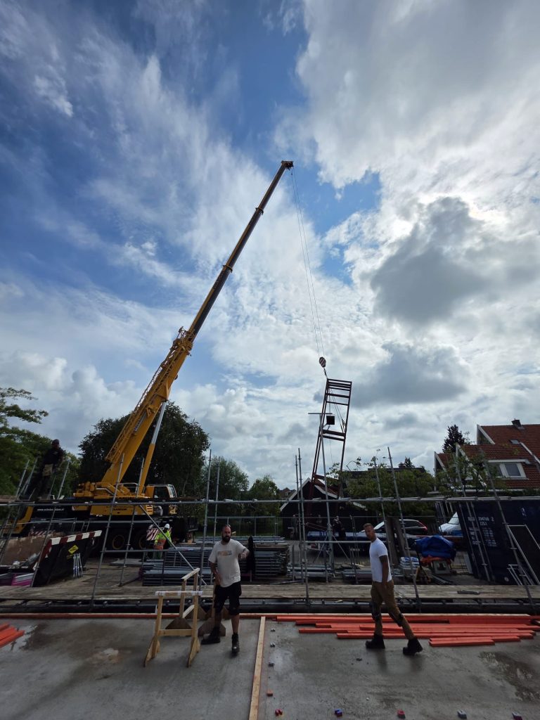 Stalen constructie lift plaatsen 3