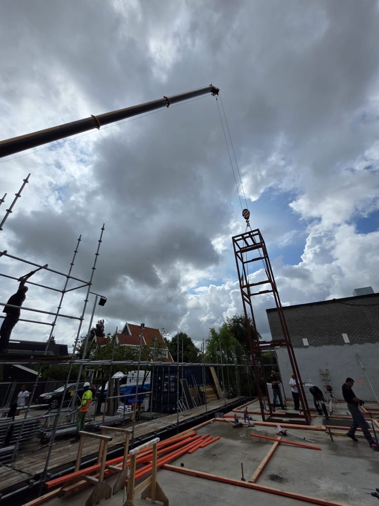 Stalen constructie lift plaatsen 4