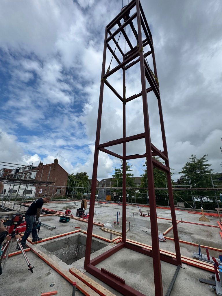 Stalen constructie lift plaatsen 5