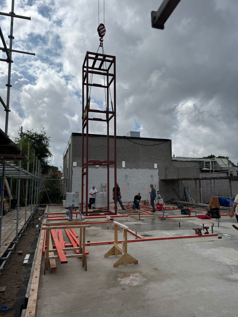 Stalen constructie lift plaatsen 6