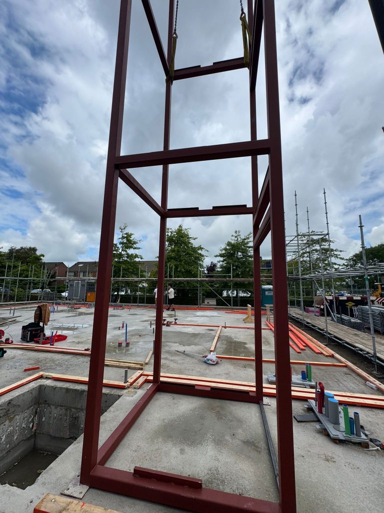 Stalen constructie lift plaatsen 9